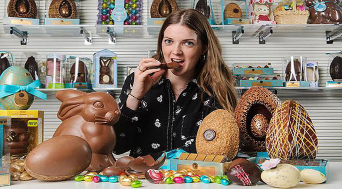 بريطانية تتقاضى أجراً لأكل الشوكولا