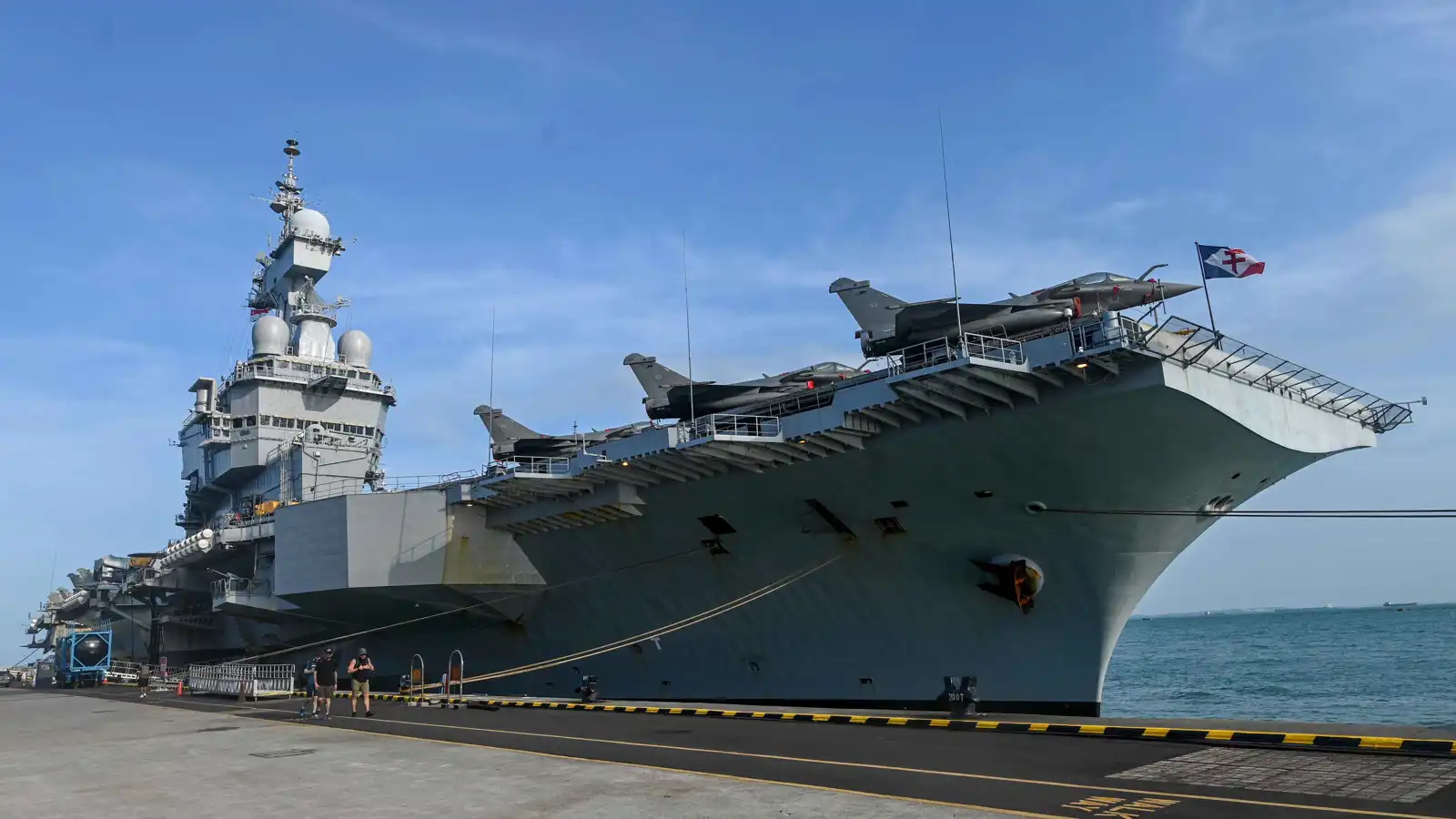 "الوحش النووي" يهرع شرقًا.. "شارل ديغول" في قلب أزمة إيران