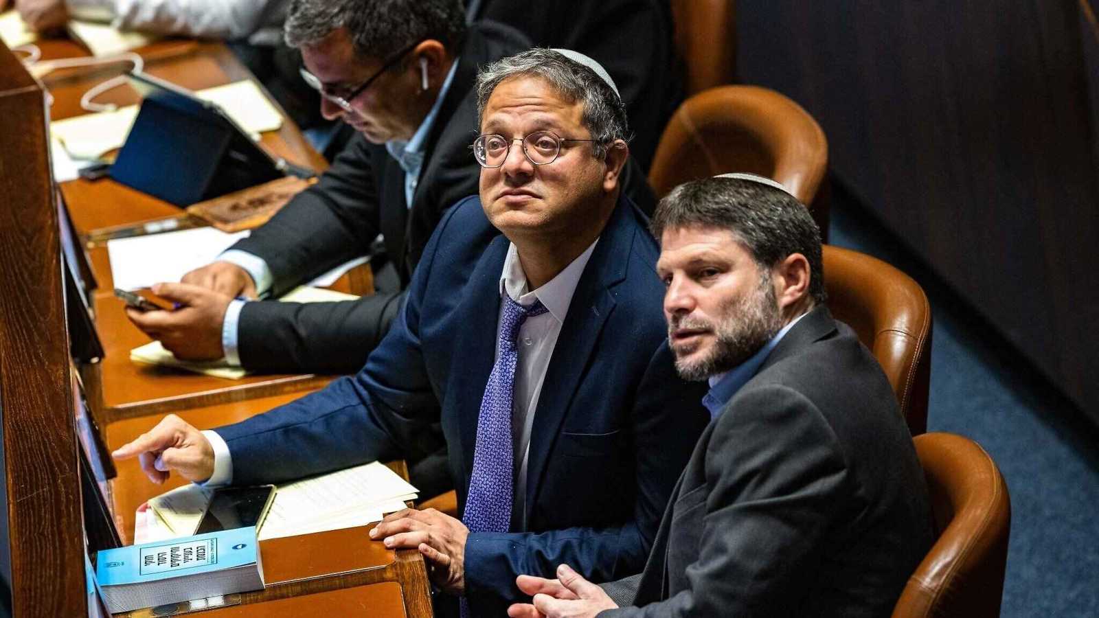 "المونيتور": اليمين الإسرائيلي متخبط وانهيار الحكومة مستبعد بعد موافقة حماس