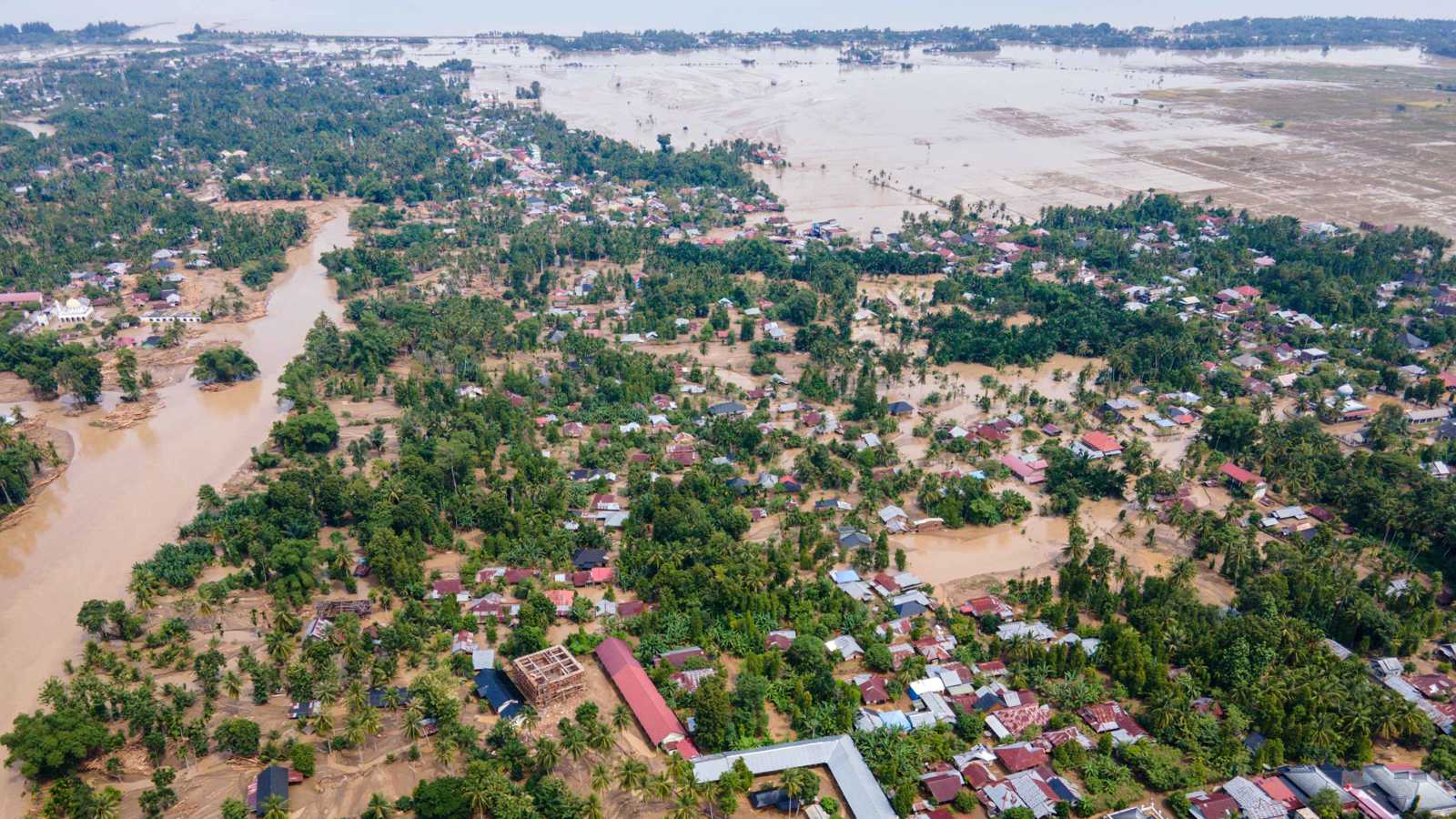 حصيلة فيضانات إندونيسيا ترتفع إلى 200 قتيل (فيديو وصور)