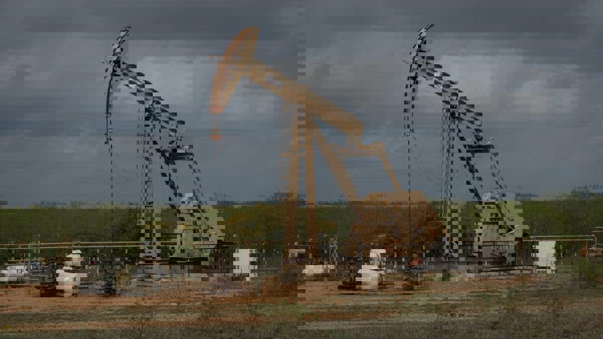 النفط يهبط في ظل إجراءات عزل عام في الصين وبيانات البطالة الأمريكية‎