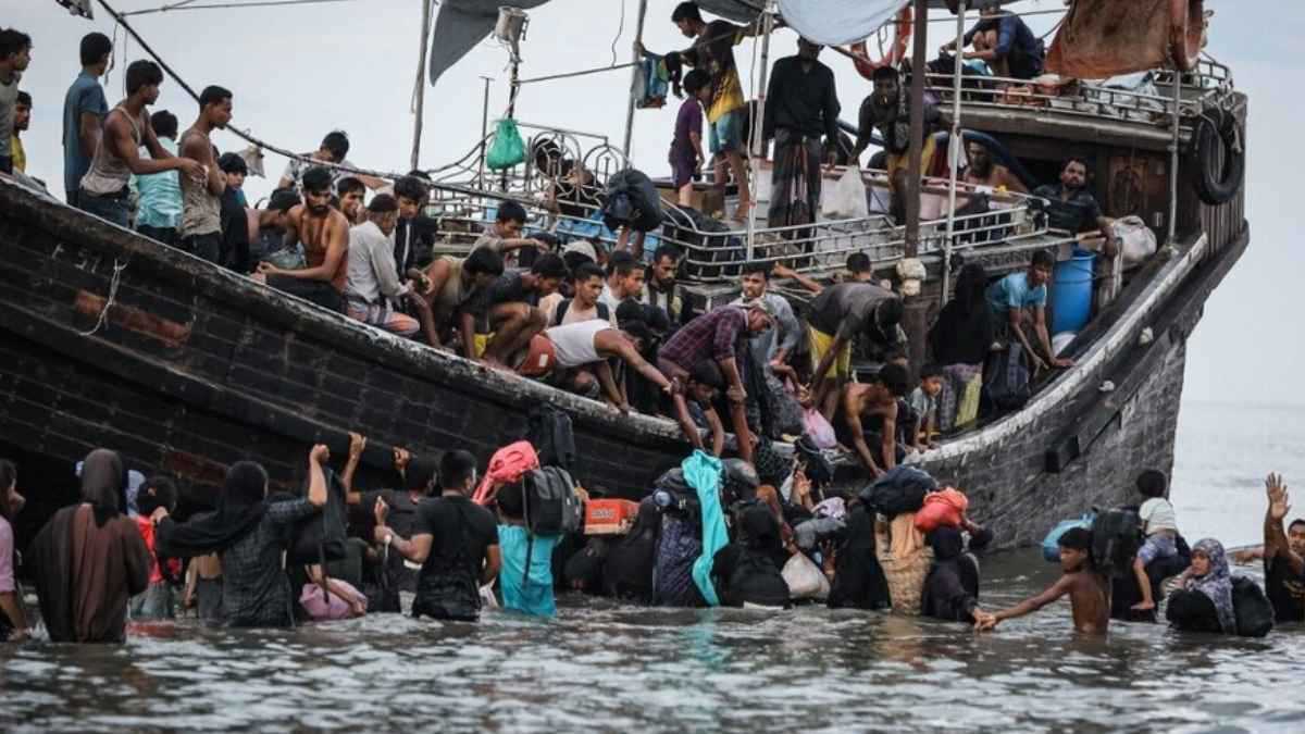 غرق قارب يقل 70 مهاجراً من الروهينغا قبالة الحدود التايلاندية الماليزية