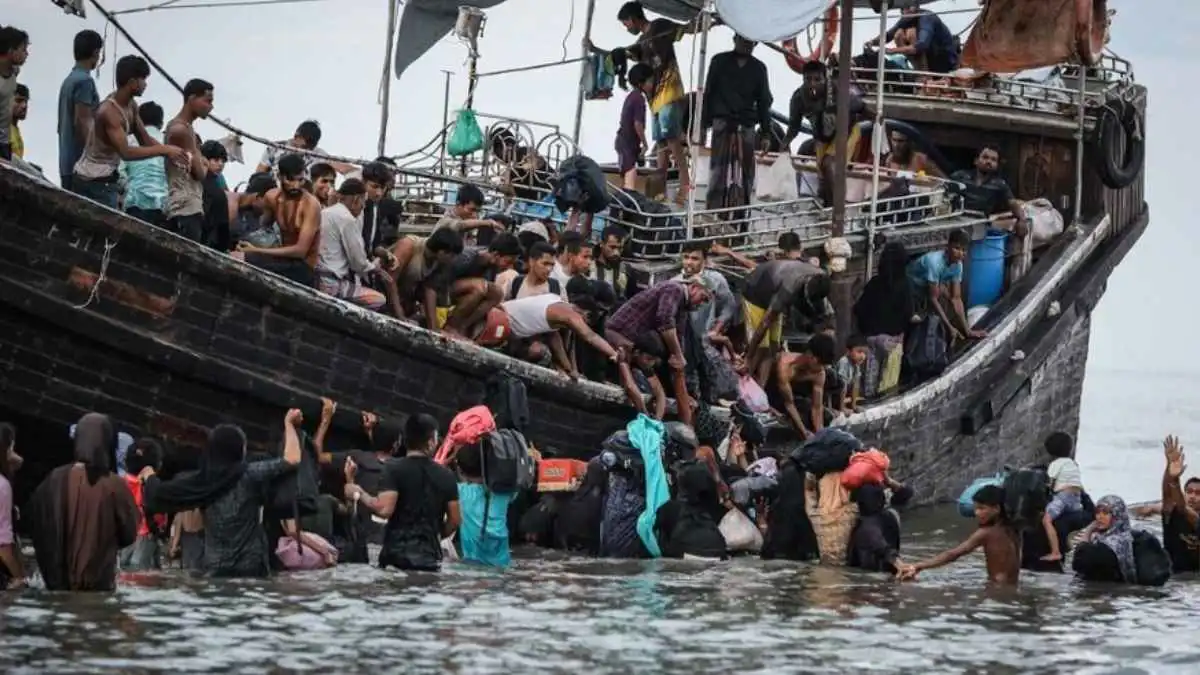 غرق قارب يقل 70 مهاجراً من الروهينغا قبالة الحدود التايلاندية الماليزية