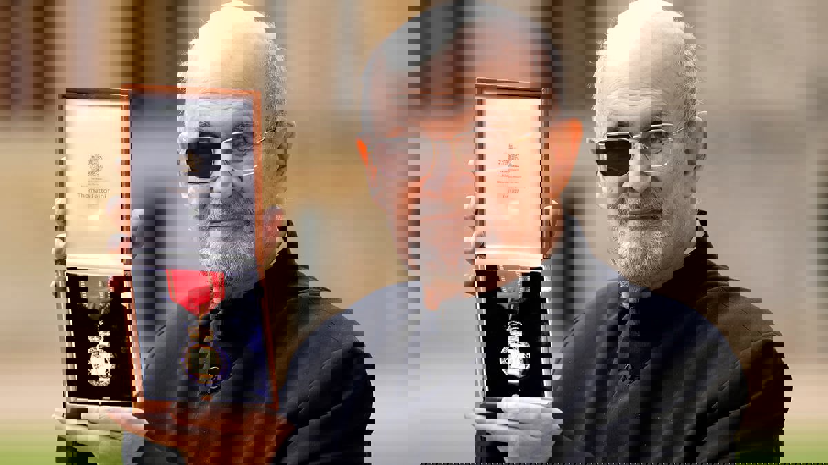 سلمان رشدي يعلن استئنافه الكتابة   