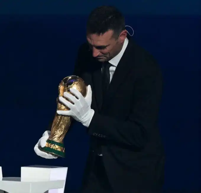 سكالوني يسلم كأس العالم