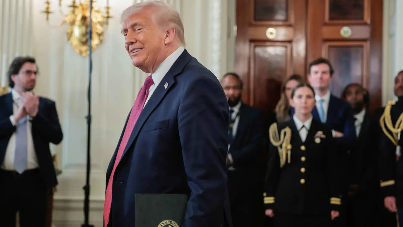 ترامب يمنح إيران "خياراً وحيداً" قبل تجدد العمليات العسكرية