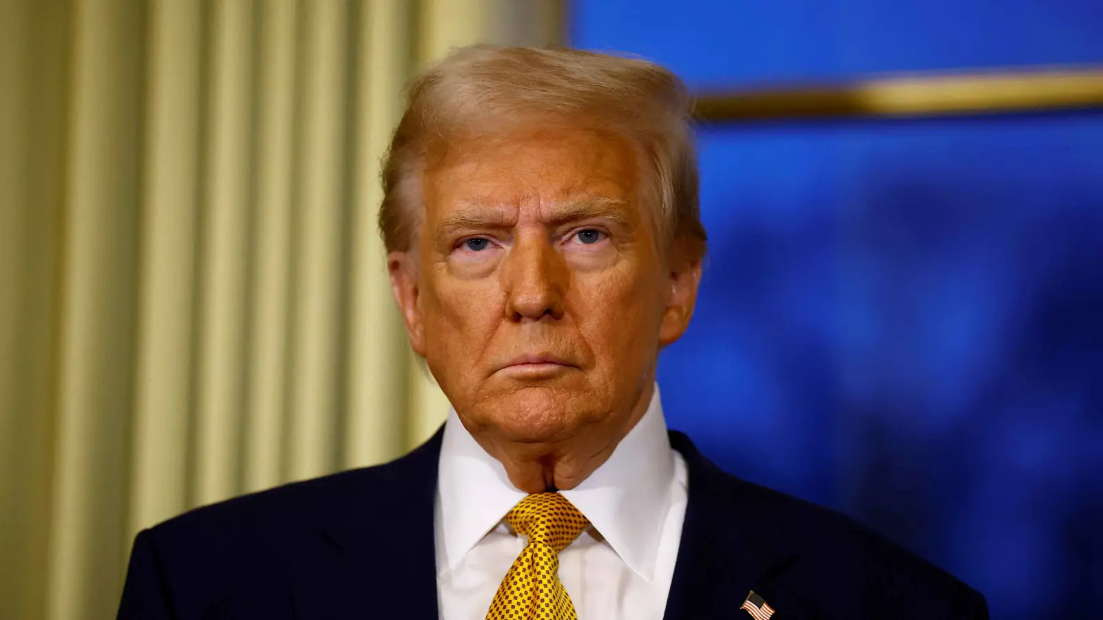 ترامب يثير الجدل بتسريحة شعره الجديدة (فيديو)