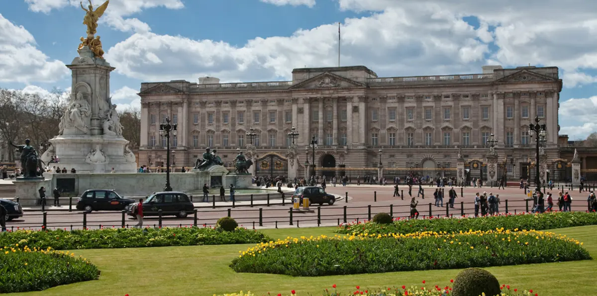 اعتقال امرأة أثناء محاولتها تسلق بوابات قصر بكنغهام الملكي ببريطانيا