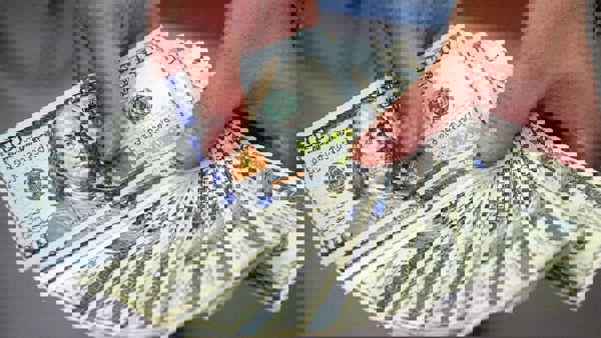 الدولار يسجل أعلى مستوى له في أسبوع