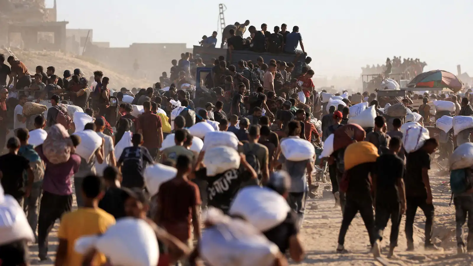 "دليل على انهيار حكم حماس".. إسرائيل ترحب بنهب المساعدات في غزة