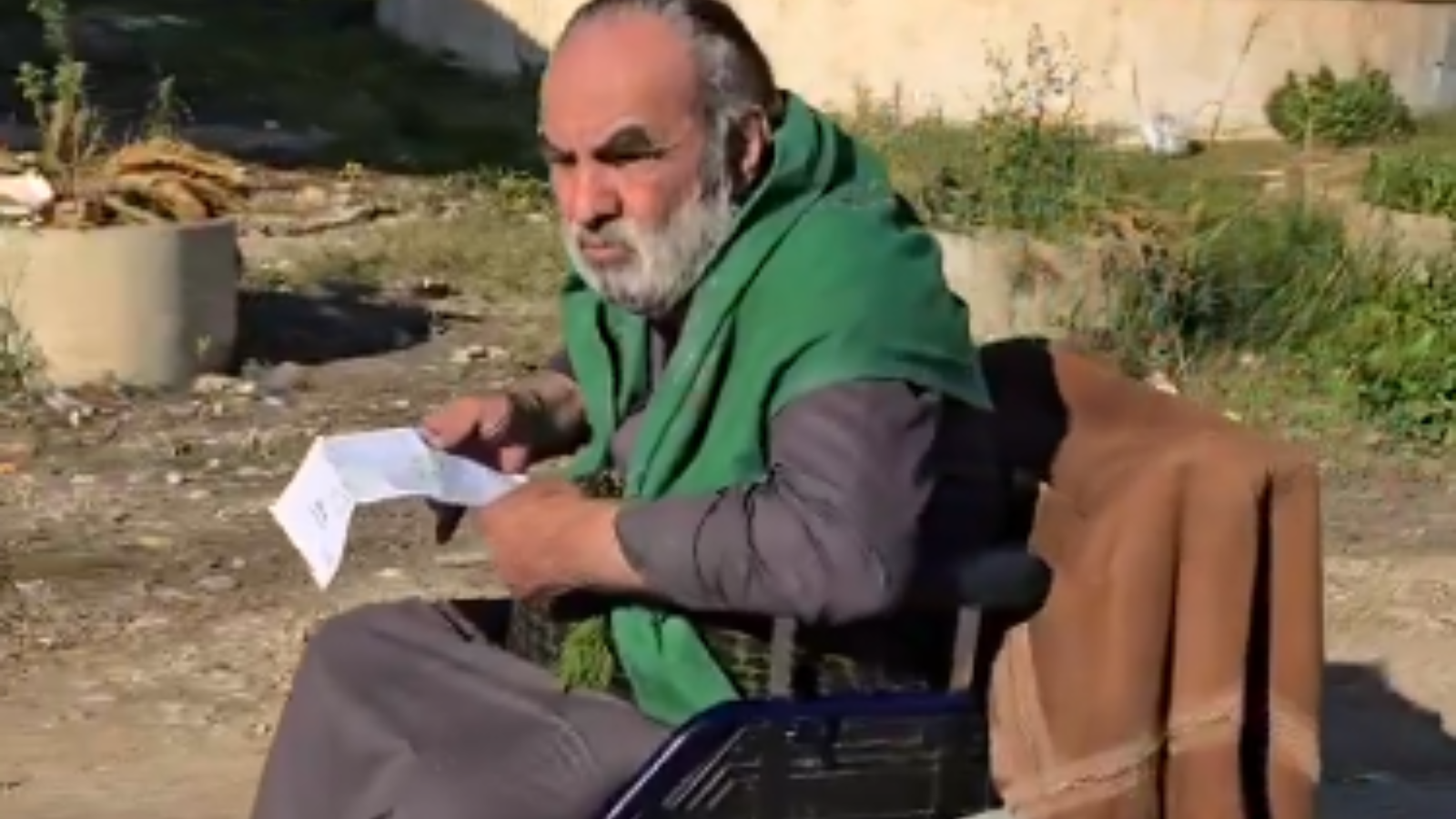 ظهر قرب مطار حميميم.. عجوز إيراني "غامض" يثير الجدل في سوريا (فيديو)