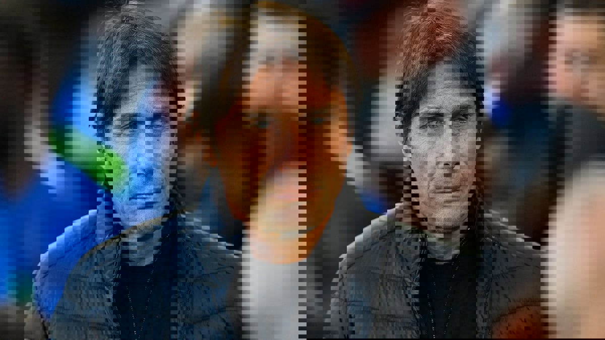 كونتي يبكي أثناء دقيقة الصمت على وفاة مساعده فينتروني متأثرا بإصابته بالسرطان (فيديو)