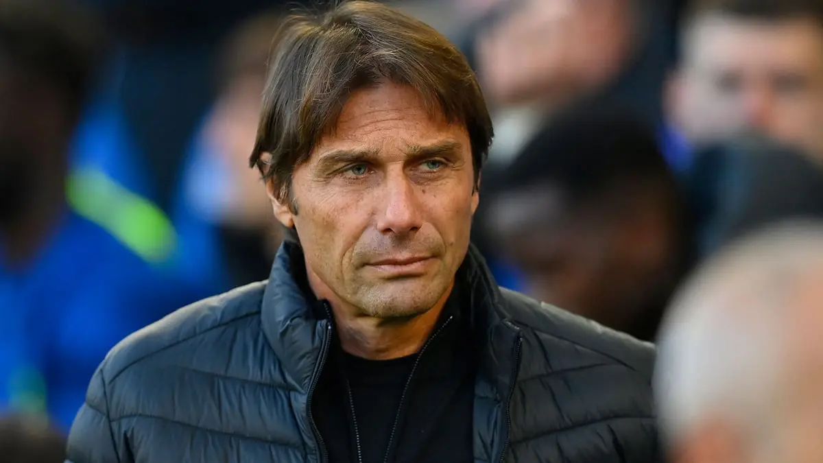 كونتي يبكي أثناء دقيقة الصمت على وفاة مساعده فينتروني متأثرا بإصابته بالسرطان (فيديو)