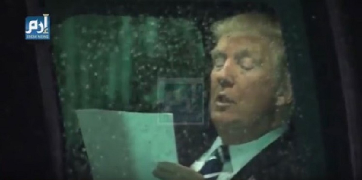 على طريقة طلاب المدارس.. دونالد ترامب يتدرب على إلقاء خطابه في السيارة (فيديو)