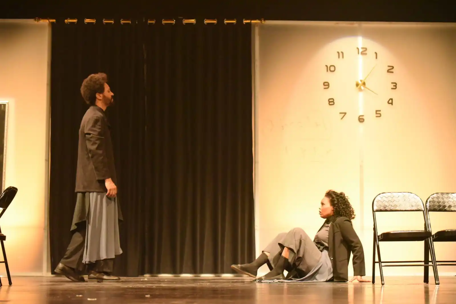 مشهد من المسرحية العراقية طلاق مقدس