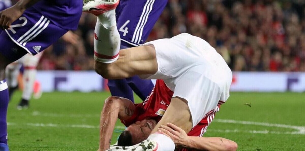 إبراهيموفيتش يرفض تجديد عقده وهو مصاب