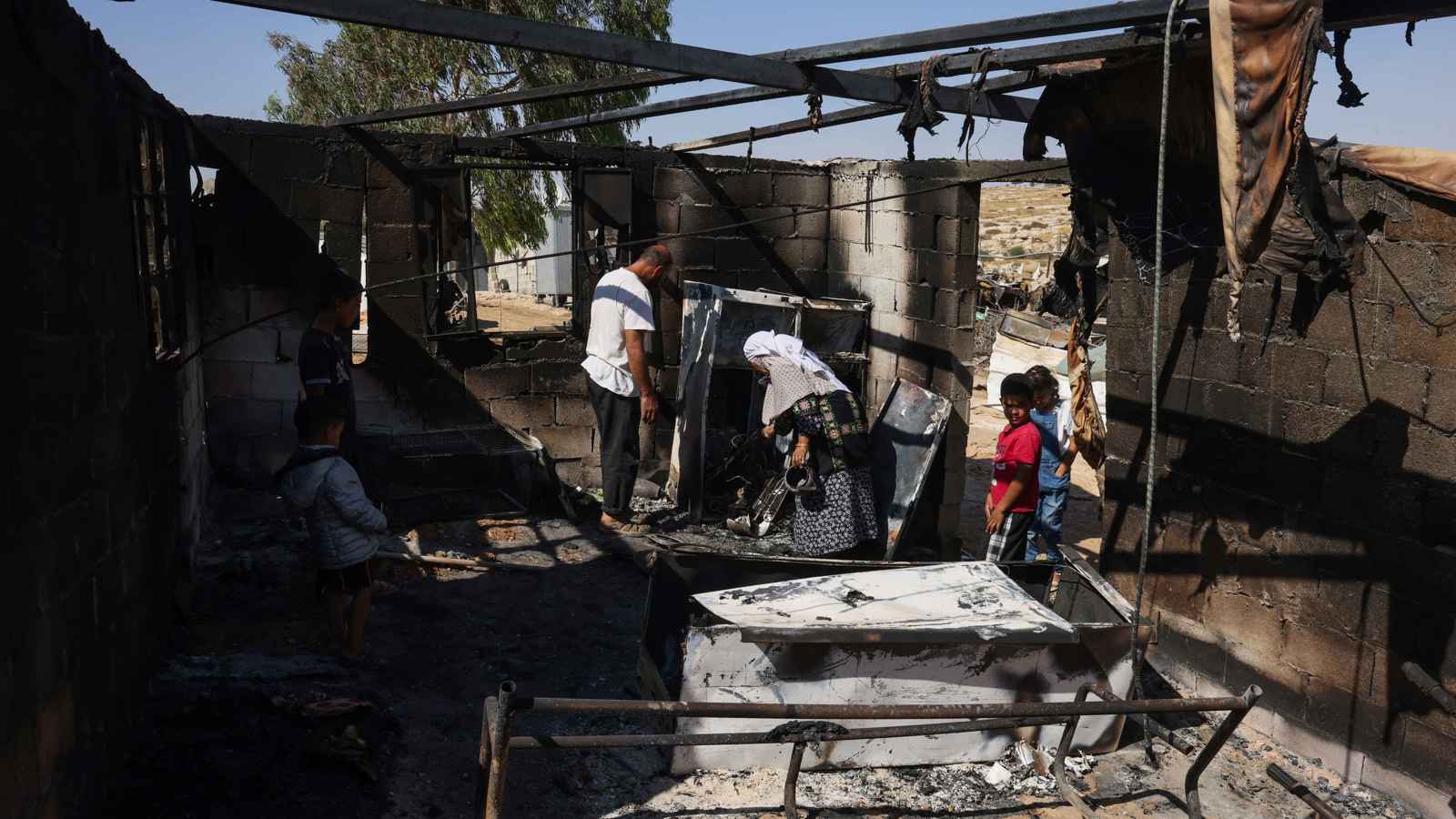 تحت حماية الجيش.. مستوطنون يعتدون على منازل في الضفة الغربية