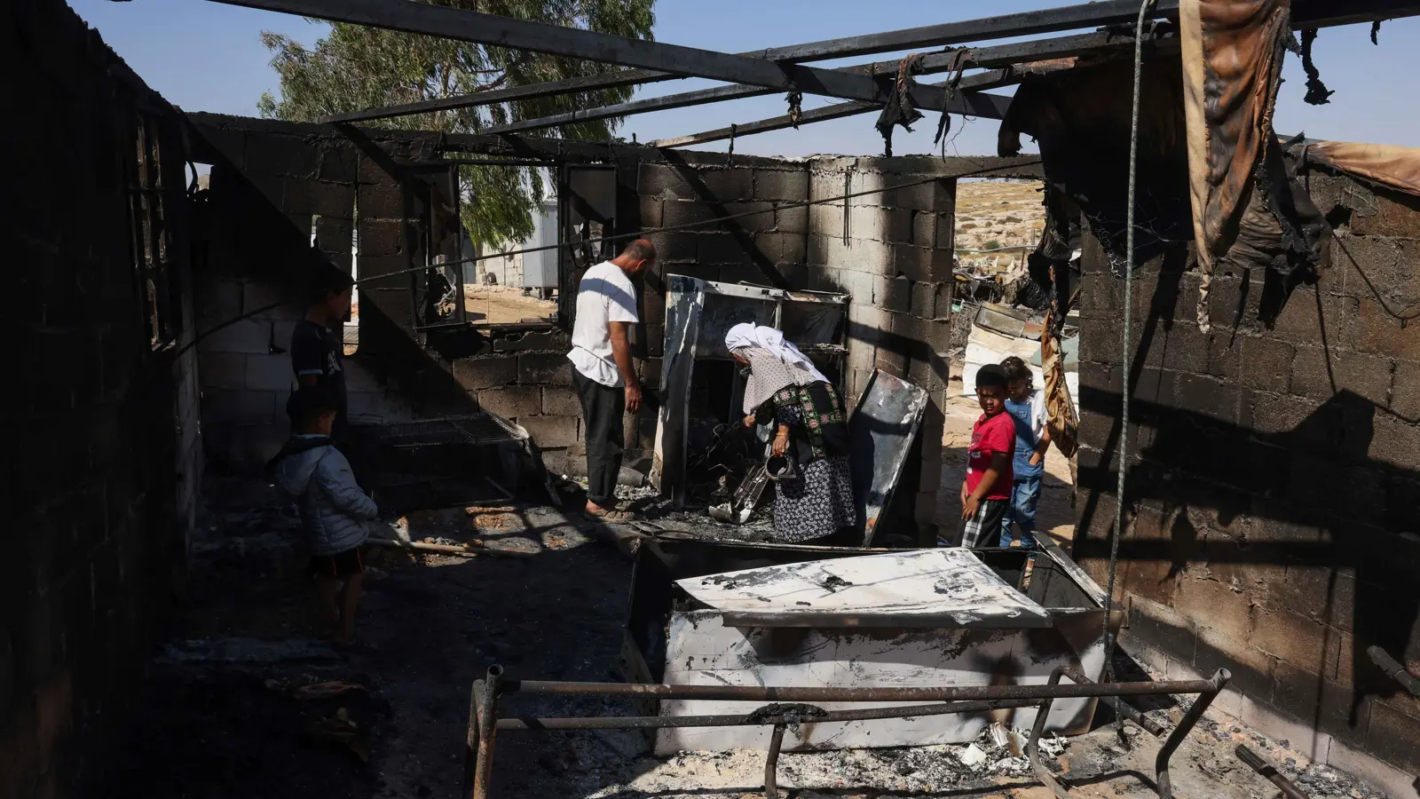 تحت حماية الجيش.. مستوطنون يعتدون على منازل في الضفة الغربية