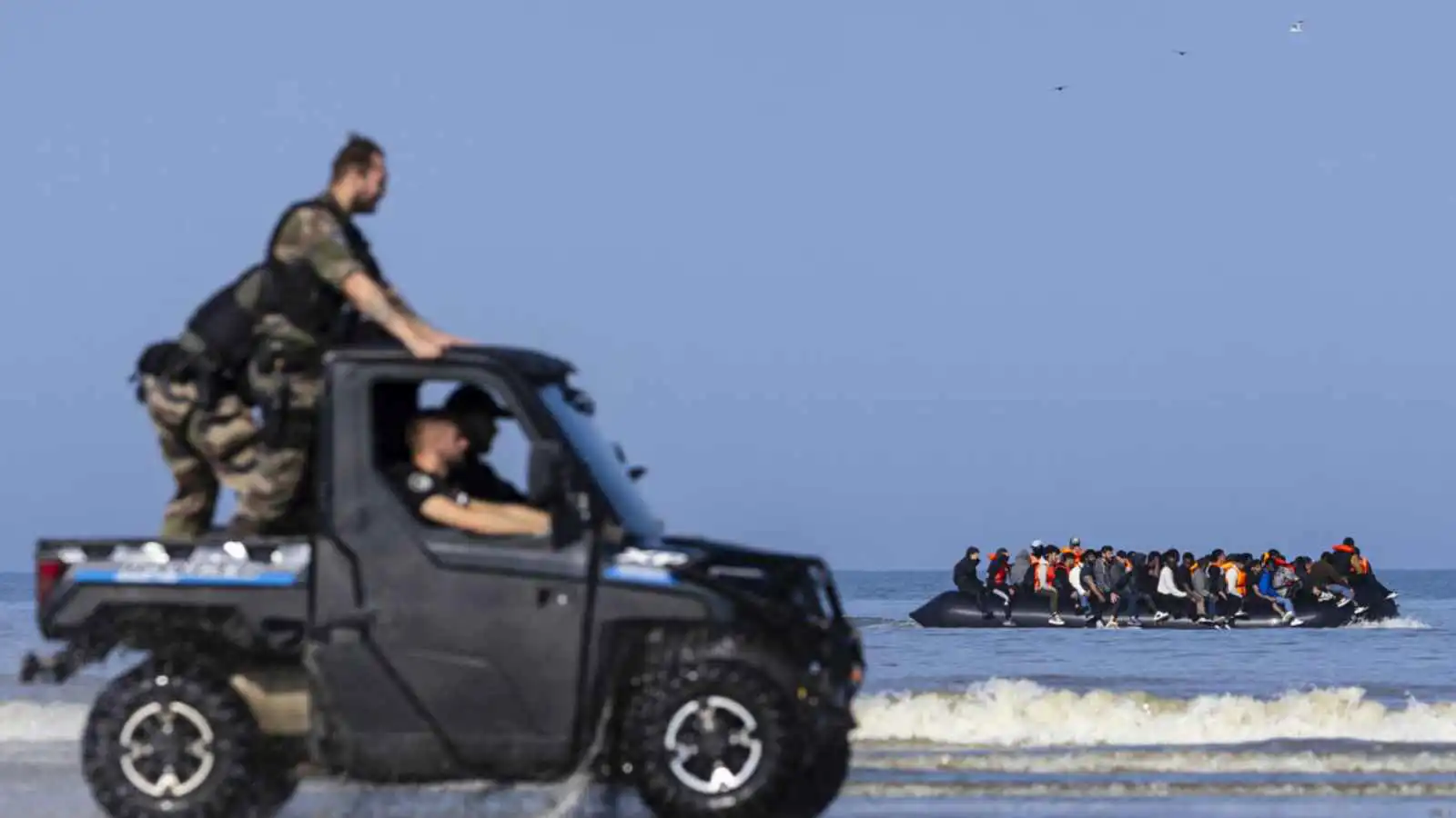 فرنسا وبريطانيا تضعان "خارطة عبور" لكبح الهجرة عبر "المانش"