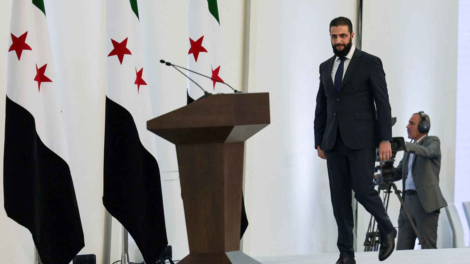 خبير سوري: الحكومة الجديدة تواجه اختبارات داخلية وإقليمية معقدة