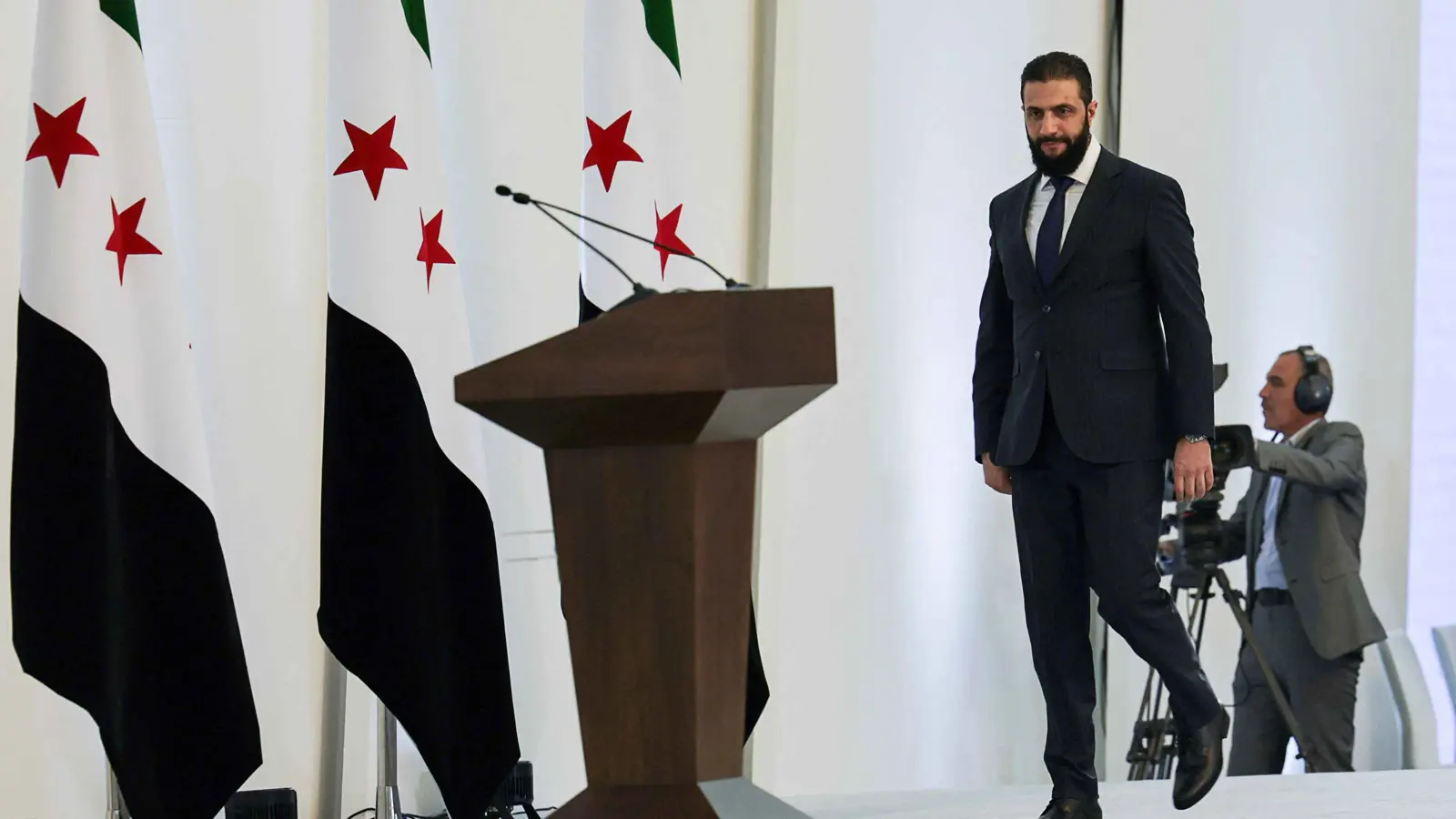 خبير سوري: الحكومة الجديدة تواجه اختبارات داخلية وإقليمية معقدة