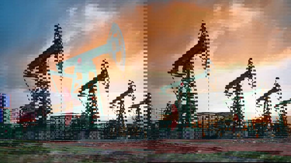 تباين أسعار النفط قبل تقرير الوظائف الأمريكية وتوقع مزيد من المكاسب