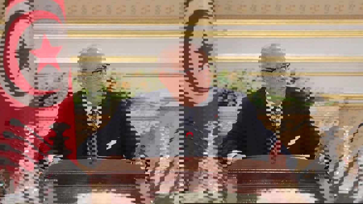 دعوة "السبسي" إلى تعديل الدستور "تقسّم" التونسيين (فيديو إرم)