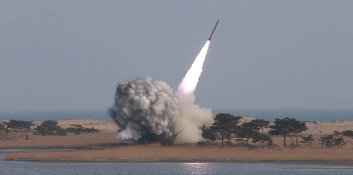 كوريا الشمالية تطلق صاروخًا باليستيًا نحو البحر