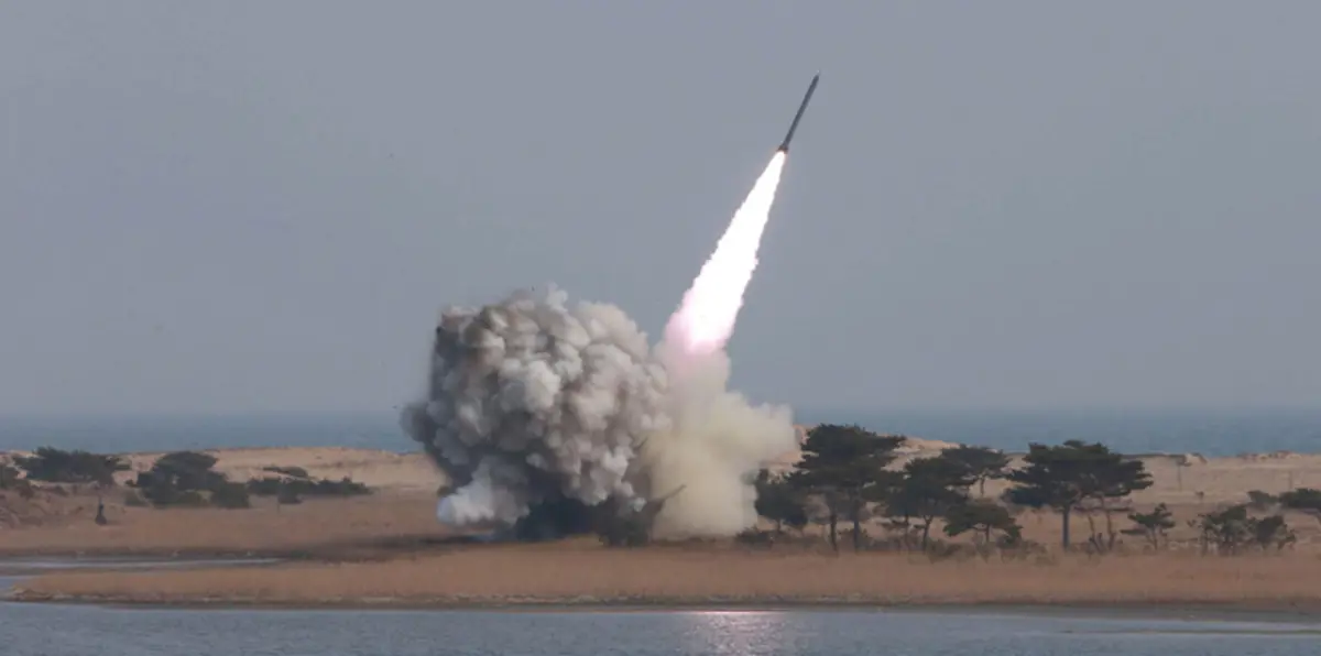 كوريا الشمالية تطلق صاروخًا باليستيًا نحو البحر