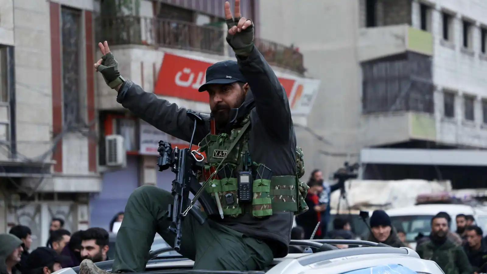 نثروا السكاكر.. أهالي القامشلي يرحبون بدخول الجيش السوري (فيديو)