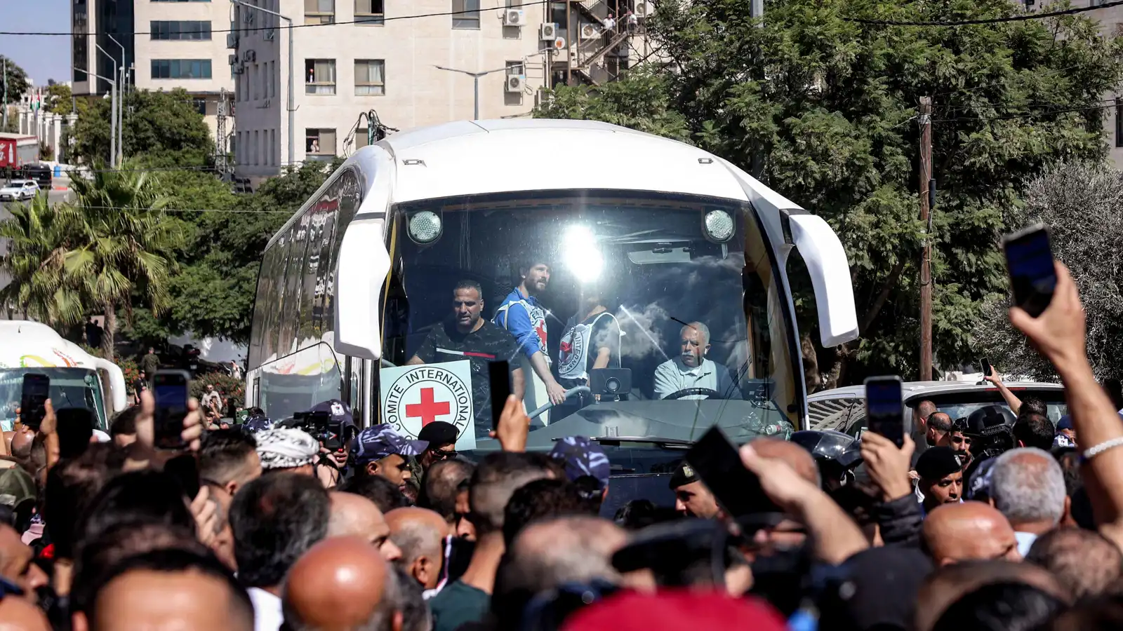 اكتظاظ وعنف الحراس.. إسرائيل تعترف بتدهور ظروف المعتقلين الفلسطينيين