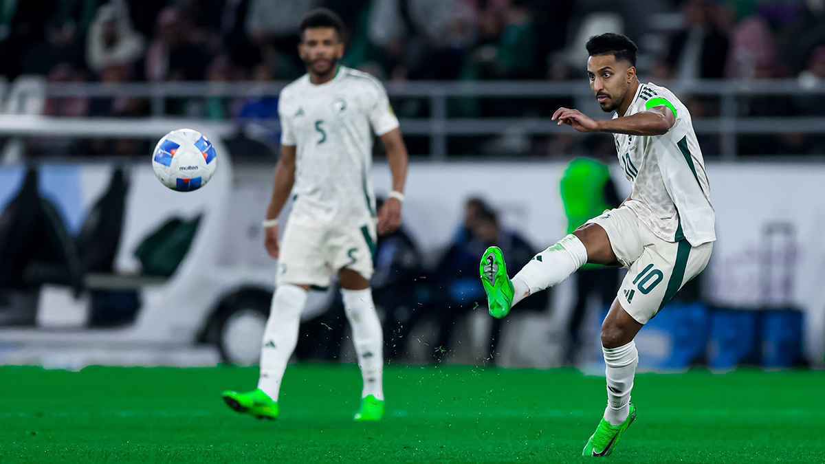 هل يؤثر سالم الدوسري على فرص مصعب الجوير في تشكيل المنتخب السعودي؟ (فيديو)