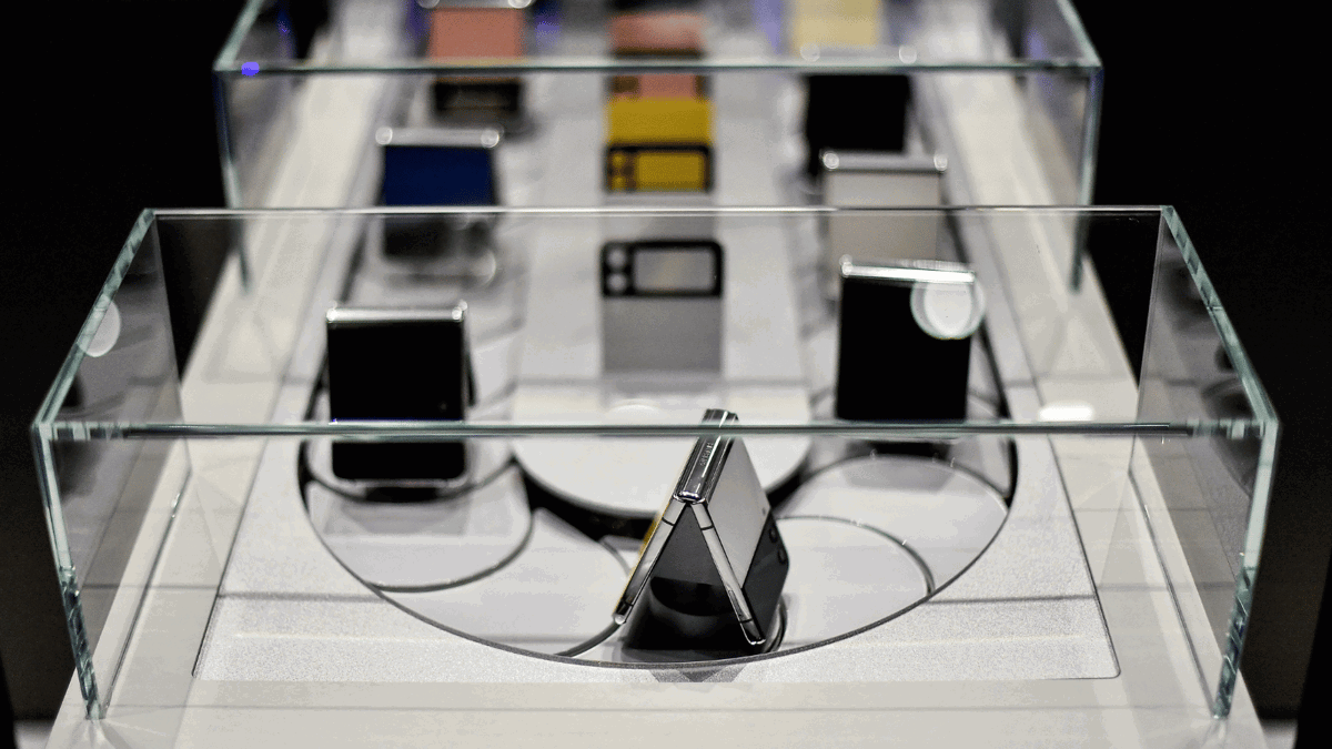 سامسونغ تزيح أبل عن عرش صناعة الهواتف الذكية