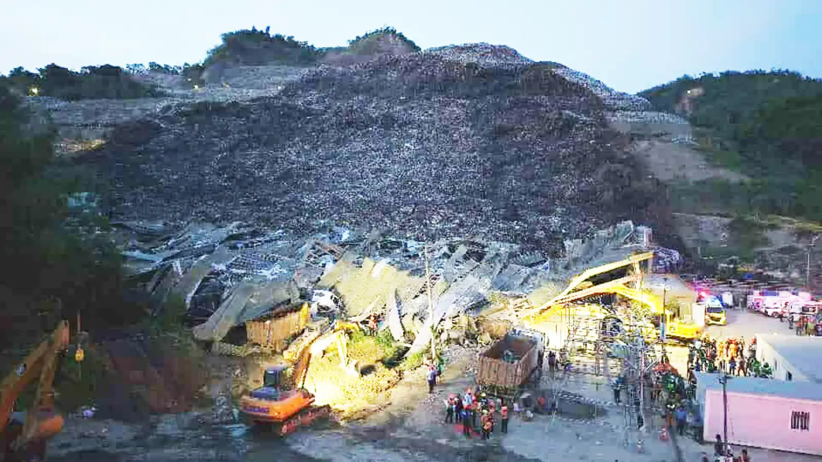 قتيل و38 مفقودا إثر انهيار مكب نفايات في الفلبين (فيديو)