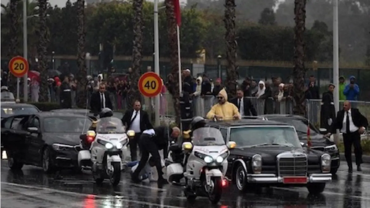 شاهد ماذا قالت عائلة الشاب الذي اعترض موكب ملك المغرب والبابا (فيديو)