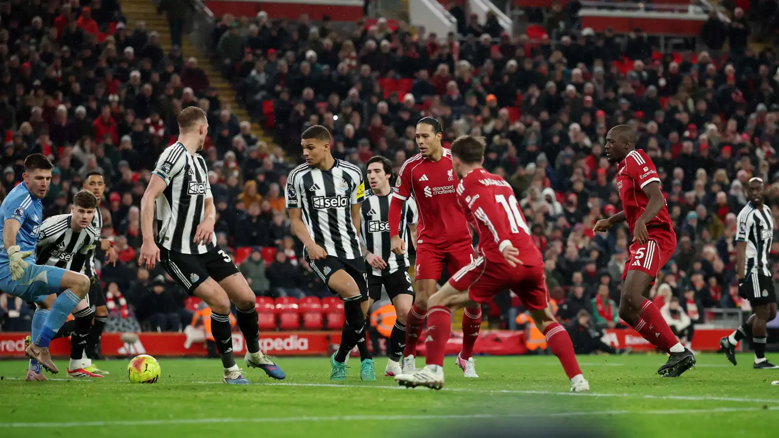 ريال مدريد يضغط بقوة.. نجم ليفربول يؤجل موقفه من تجديد عقده