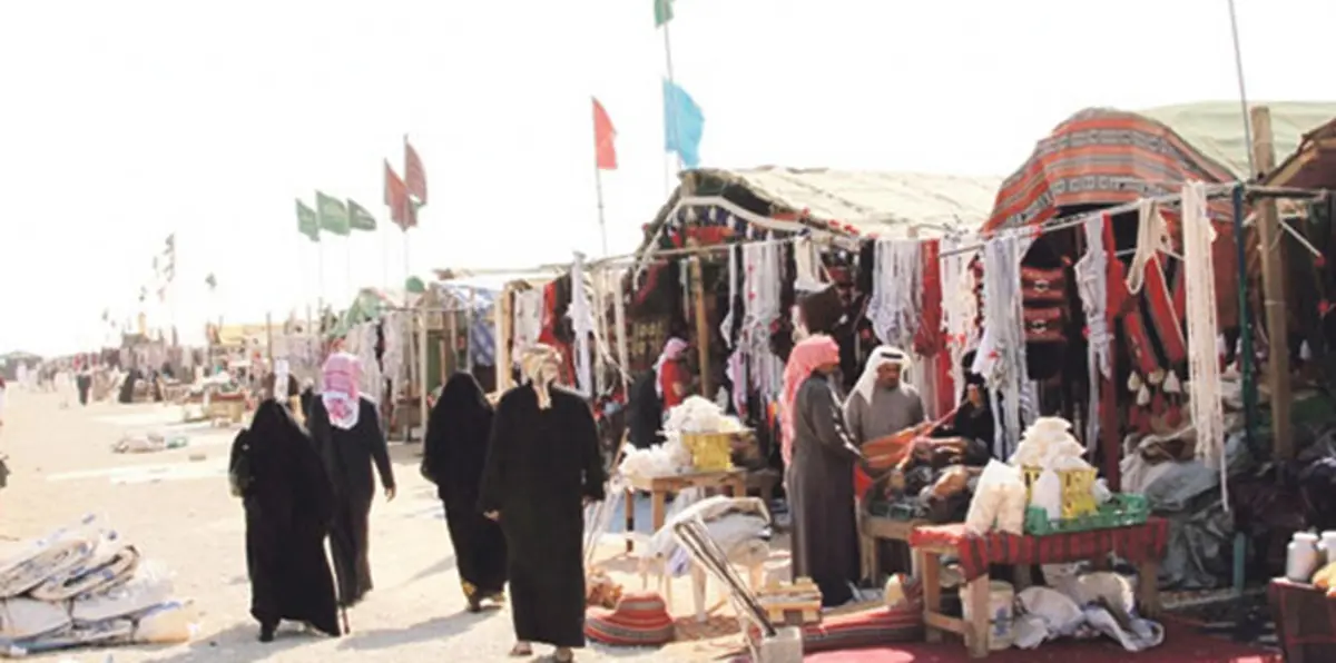 بالصور.. خيمة تسوق كبيرة تسقط في السعودية جراء الطقس السيئ