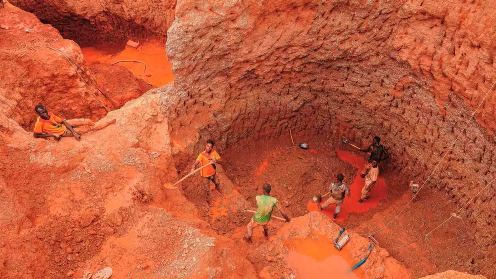 أطفال المناجم في غينيا.. أحلام الحرية تدفن تحت الأرض