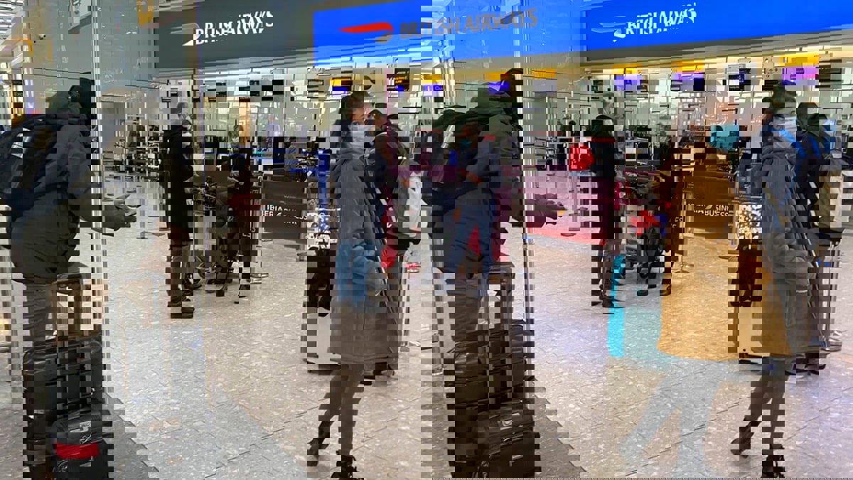 صحيفة: بريطانيا لن تطلب اختبارات كورونا للمسافرين الملقحين