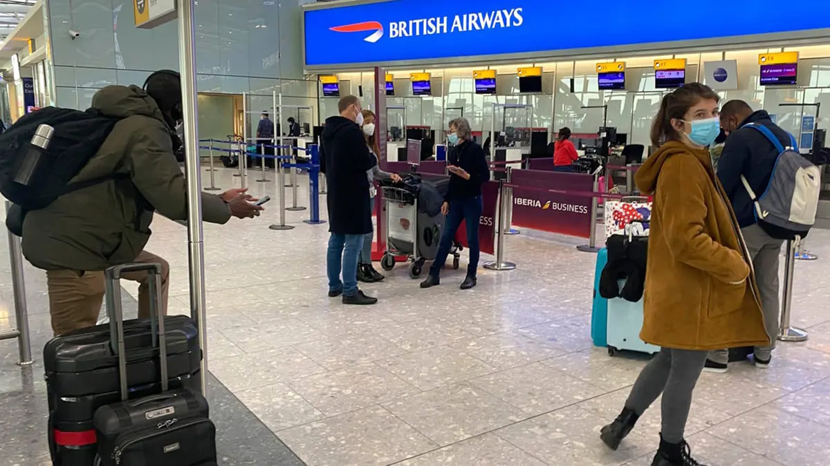 صحيفة: بريطانيا لن تطلب اختبارات كورونا للمسافرين الملقحين