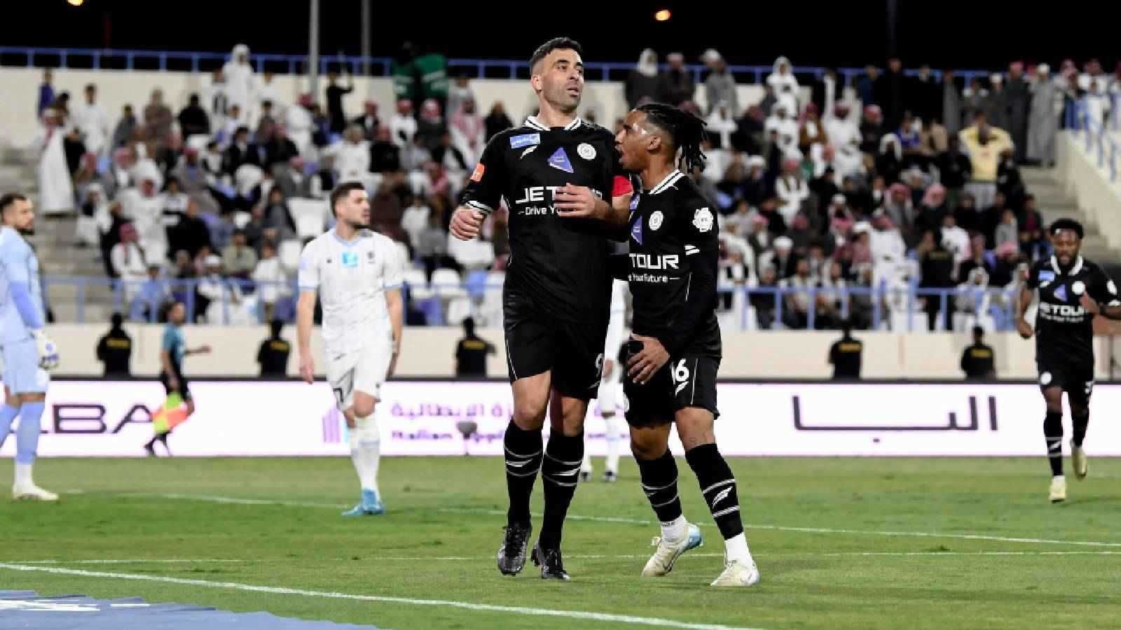 حمد الله يتعرض لإصابة خلال مباراة الشباب والأخدود في الدوري السعودي (فيديو)