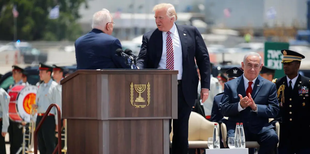 برنامج تلفزيوني إسرائيلي يسخر من "سيلفي" ترامب (فيديو)