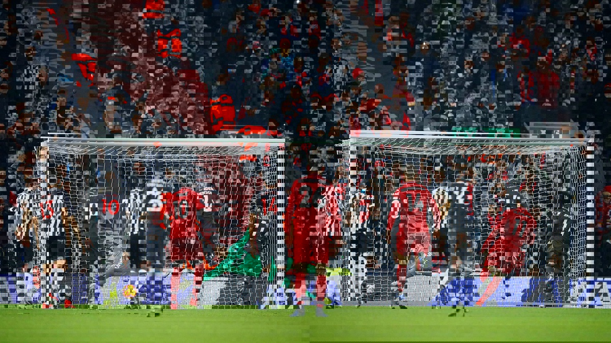 محمد صلاح يقود ليفربول لاكتساح نيوكاسل برباعية والتحليق على قمة ترتيب الدوري الإنجليزي (فيديو)