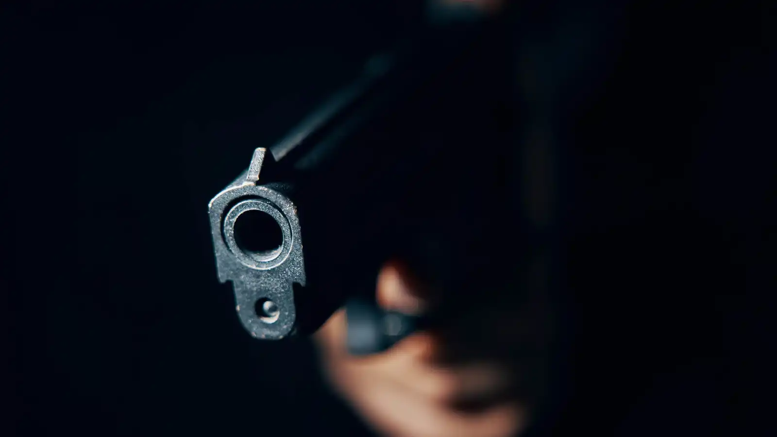 بعد ولادتها.. قتل زوجته في المستشفى ثم انتحر