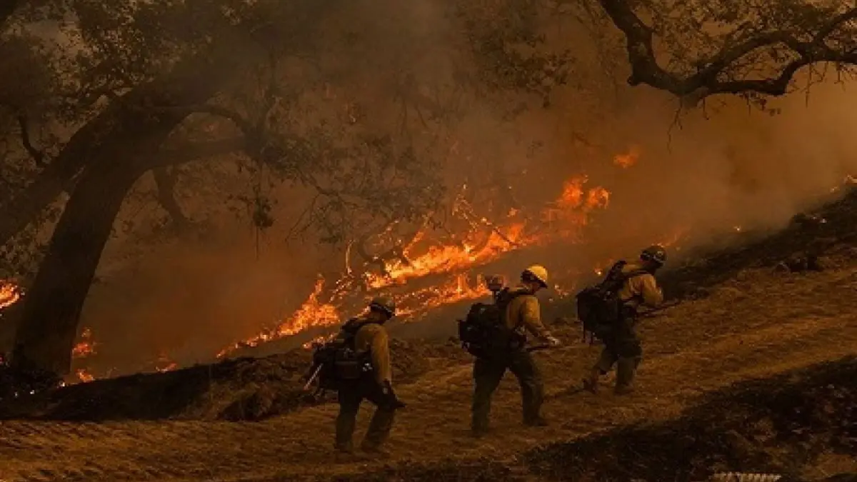 مصرع 3 أشخاص  بحرائق هائلة بمرتفعات محافظة فارس في إيران (فيديو)