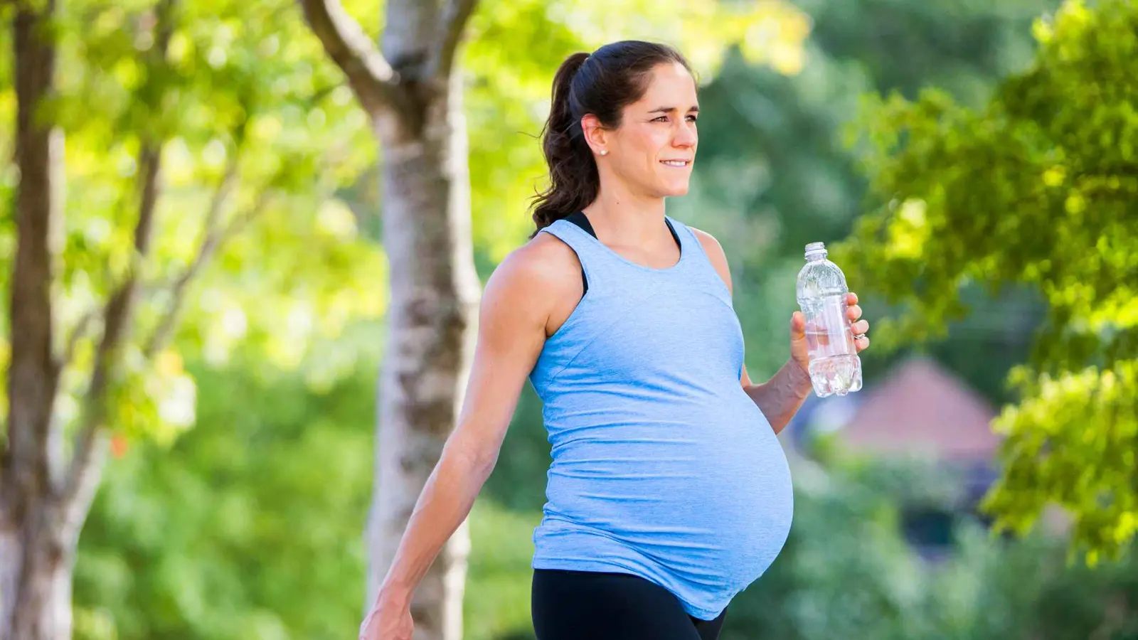 تبدأ من الرحم.. 5 طرق تؤثر بها الحامل على الجنين