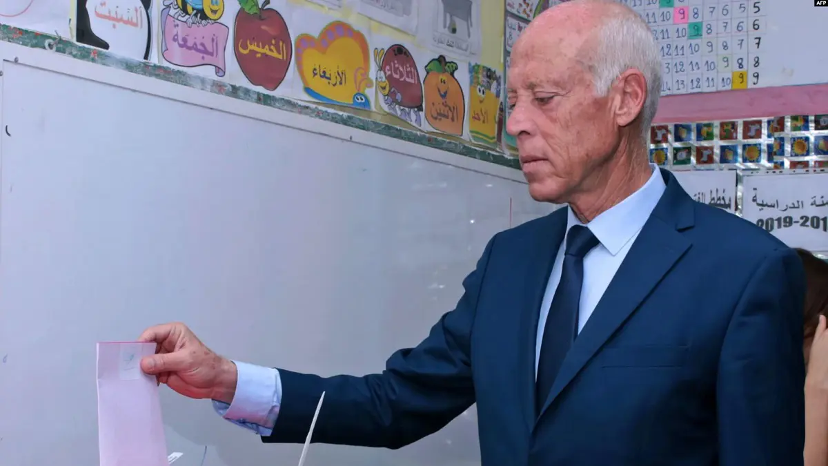 مخالفاً الشائعات.. قيس سعيّد يدلي بصوته في الانتخابات التشريعية