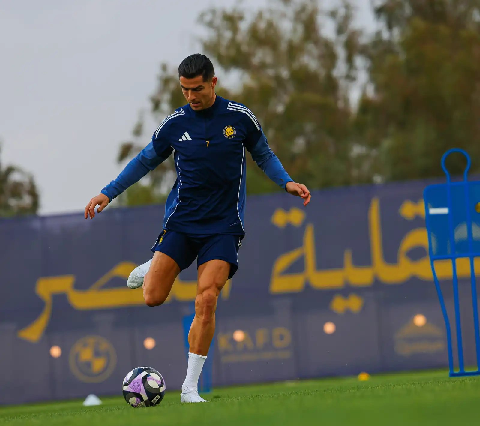 رونالدو بالحذاء الأبيض في تدريبات النصر