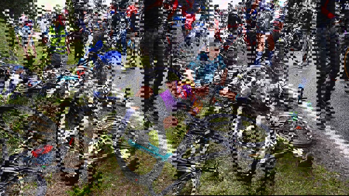 متفرج يتسبب في حوادث وفوضى كبيرة في سباق فرنسا للدراجات (فيديو)