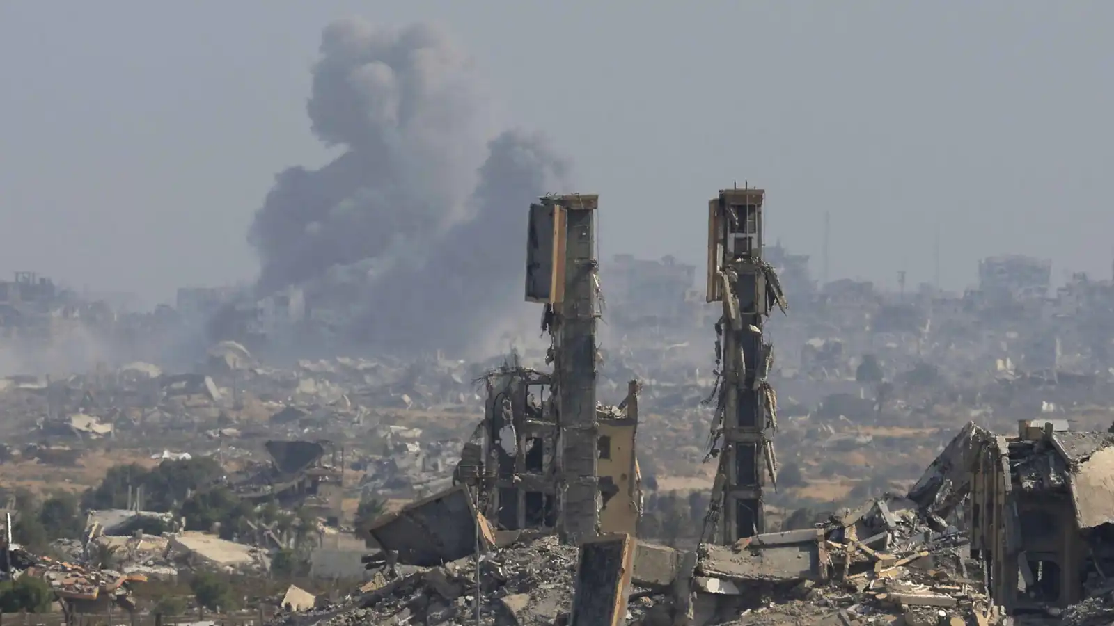 رغم نداء ترامب.. مقتل عشرات الفلسطينيين بضربات إسرائيلية على غزة